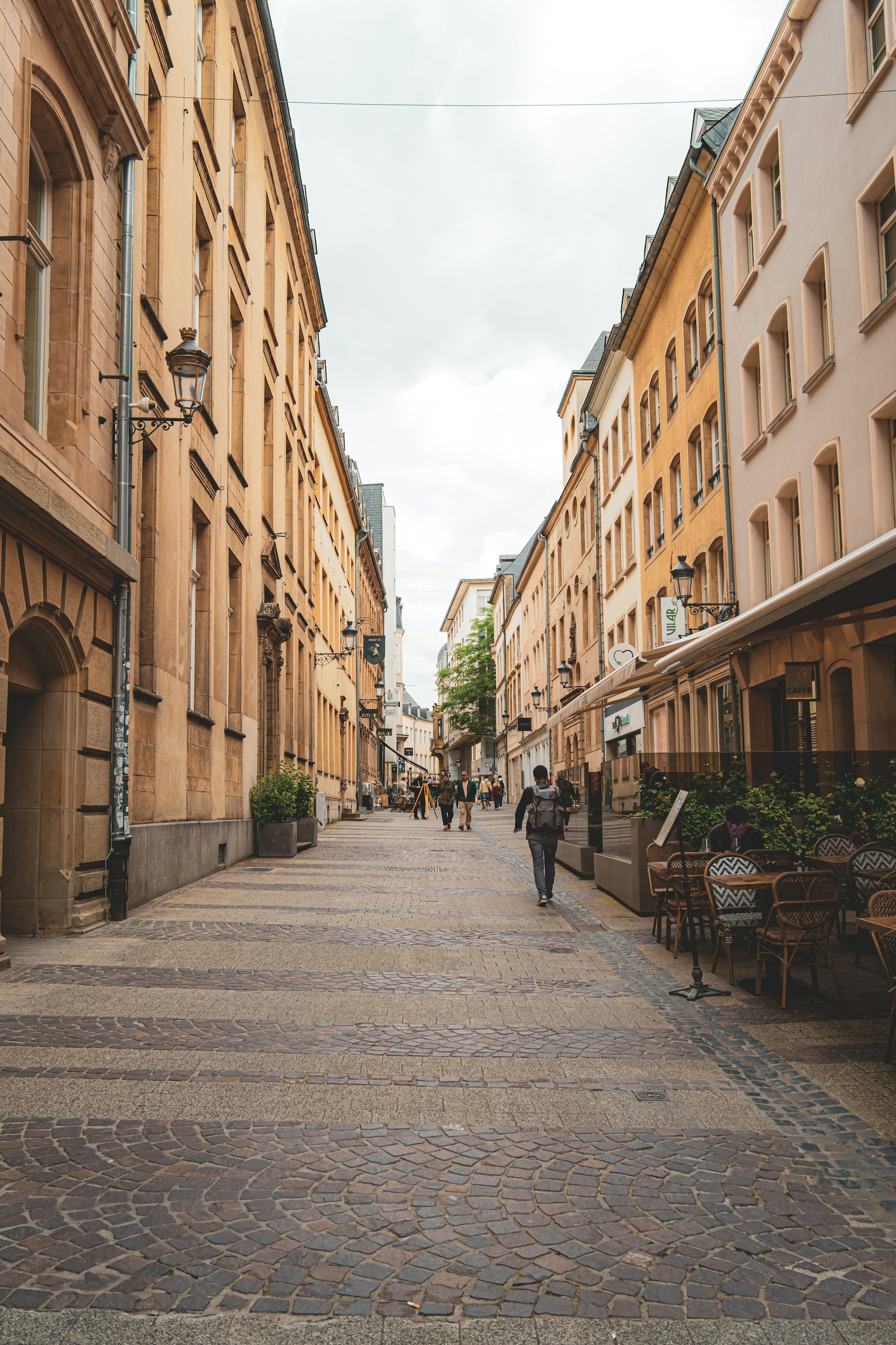 Piesza ulica w historycznym centrum europejskiego miasta